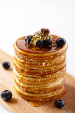 Yaban mersini ve şurubu ile taze ev yapımı kek