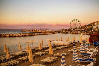 Dönme dolap Lacco Ameno, Ischia Adası parçası günbatımında İtalya'da seyahat. Ünlü Simgesel Yapı ve Turizm hedef. Yumuşak odak. Kopya alanı. 