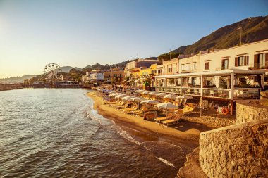 Manzara Lacco Ameno, Ischia Adası bir parçası. İtalya'da seyahat. Ünlü Simgesel Yapı ve Turizm hedef. Yumuşak odak. Kopya alanı. 