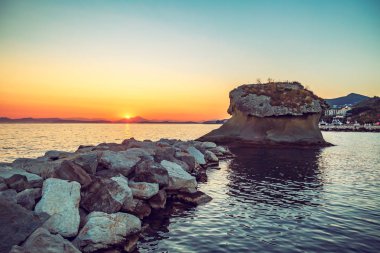 Bir Lacco Ameno defne, Ischia Adası parçası gündoğumu. İtalya'da seyahat. Ünlü Simgesel Yapı ve Turizm hedef. Yumuşak odak. Kopya alanı.