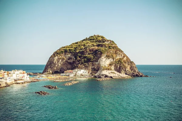 Panoramik Tiren Denizi Sant Angelo ile bağlayın. İtalya, Ischia Adası, Napoli'de seyahat. Ünlü Simgesel Yapı ve Turizm hedef. Yumuşak odak.