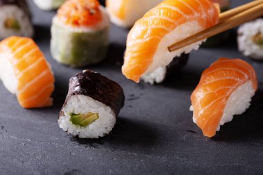 Japon Suşi kopya alanı metin için siyah zemin üzerine. Yumuşak odak. Asya cousine.