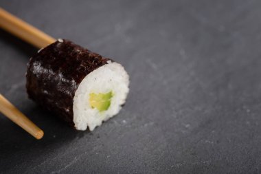 Japon Suşi kopya alanı metin için siyah zemin üzerine. Yumuşak odak. Asya cousine.