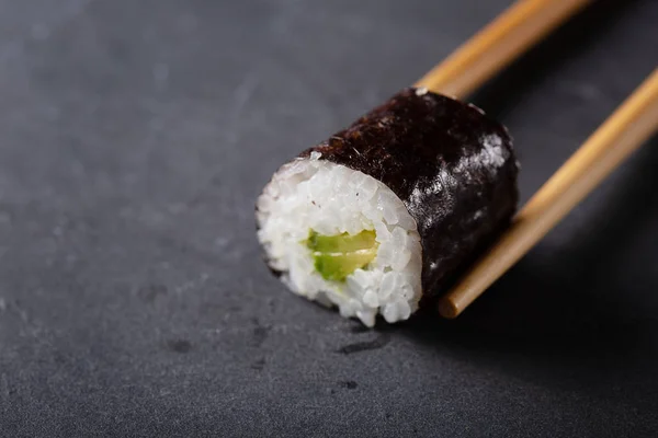 Japonské Sushi Černém Pozadí Kopií Prostoru Pro Text Měkké Zaostření — Stock fotografie