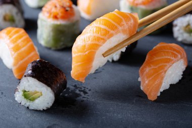 Taze deniz ürünleri suşi yemek darck arka plan üzerinde