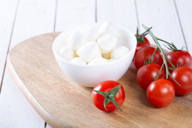 Taze domates ve mozzarella beyaz arka plan üzerinde
