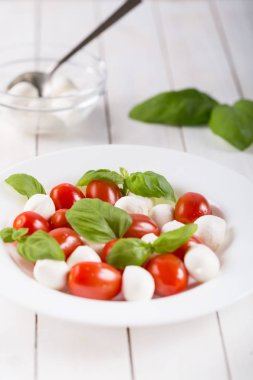 Beyaz izole taze caprese salatası ile çanak