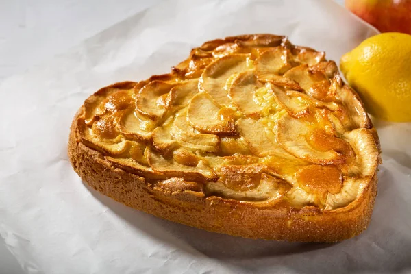 Sabroso Delicioso casero recién horneado pastel de manzana — Foto de Stock
