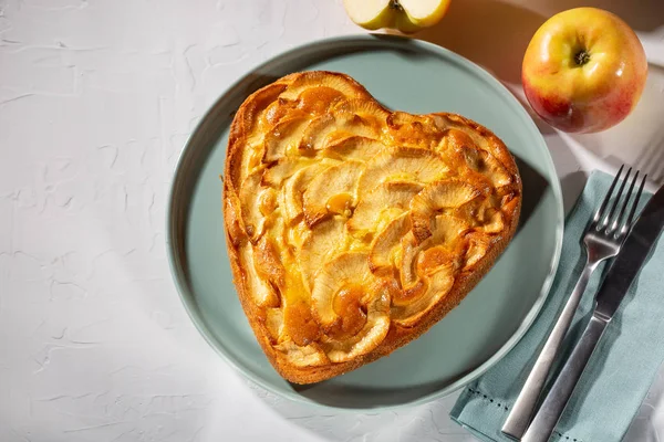 Sabroso Delicioso casero recién horneado pastel de manzana — Foto de Stock