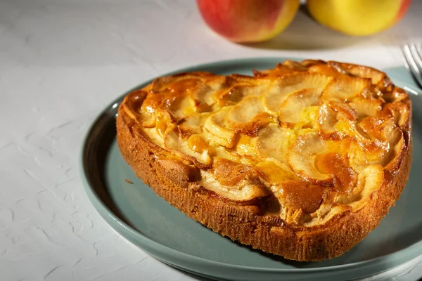 Sabroso Delicioso casero recién horneado pastel de manzana — Foto de Stock