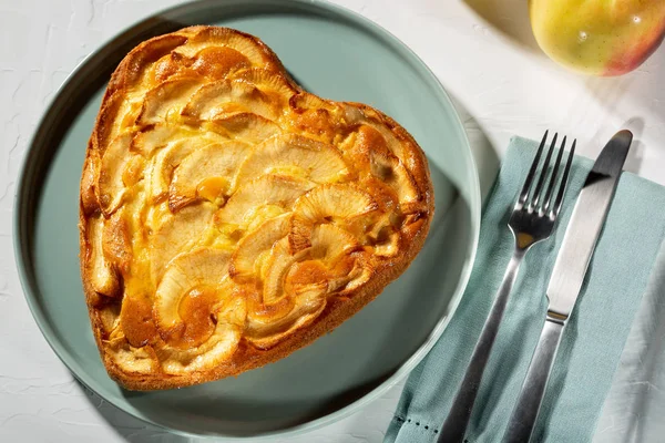 Sabroso Delicioso casero recién horneado pastel de manzana — Foto de Stock