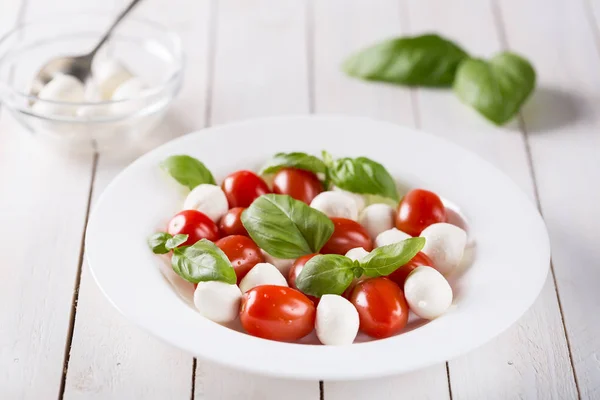 Gericht mit frischem Caprese-Salat isoliert auf weiß — Stockfoto