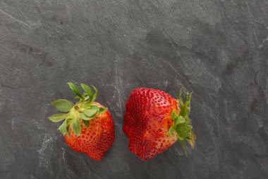 Beyaz arka plan üzerinde izole çirkin organik çilek 