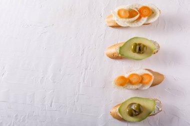 Ekmek ve lezzetli malzemelerle hazırlanan sandviçler