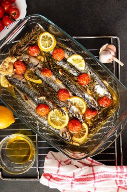 Uskumru siyah arka plan üzerine patates ile tabak