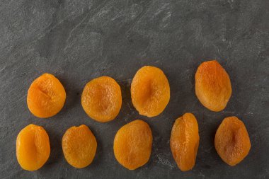 Darck slite zemin üzerine lezzetli Kuru Kayısı