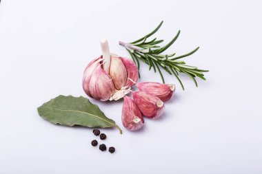 kırpma yolu ile beyaz arka planda izole baharatlar