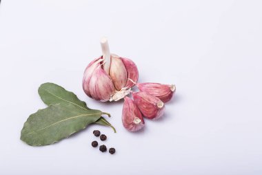 kırpma yolu ile beyaz arka planda izole baharatlar