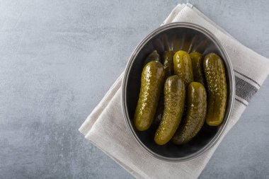 Bir taş paslı arka planda hardal ve sarımsak ile Pickled turşusu.