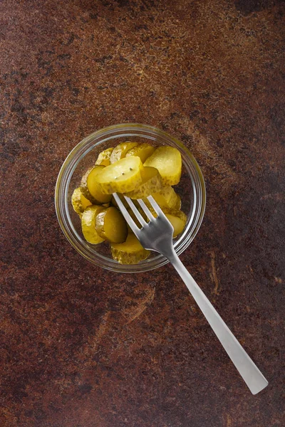 Αγγουράκια τουρσί με μουστάρδα και σκόρδο σε ένα πέτρινο σκουριασμένο φόντο. — Φωτογραφία Αρχείου