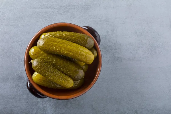 Picklade gurkor med senap och vitlök på en stenrostig bakgrund. — Stockfoto