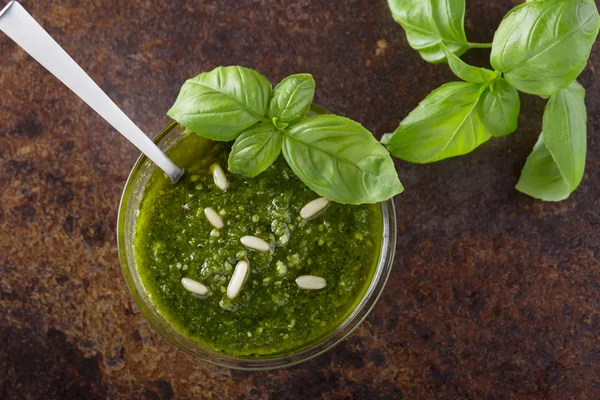 Seçici odak ile bir cam kase pesto
