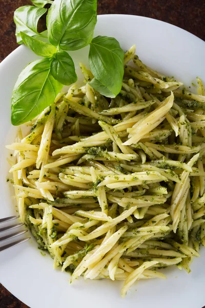 Massa trofie tradicional com molho de pesto na placa branca — Fotografia de Stock