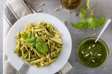 Beyaz plaka üzerinde pesto sos ile geleneksel trofie makarna