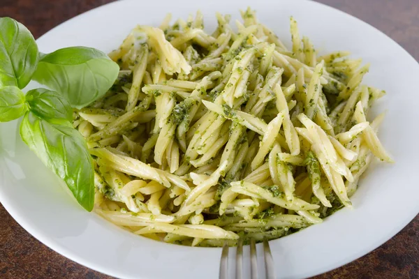 Massa trofie tradicional com molho de pesto na placa branca — Fotografia de Stock