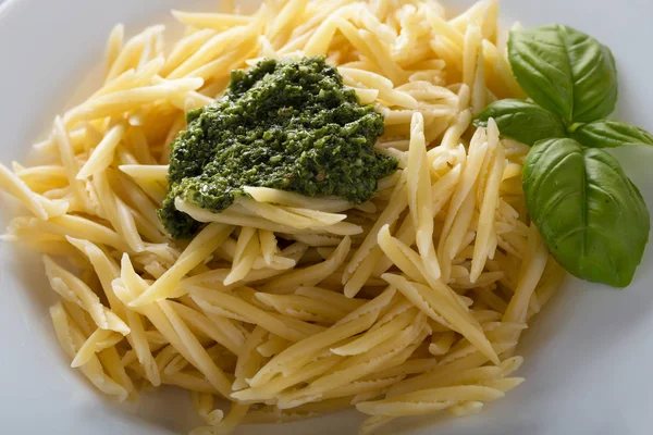 Tradizionale pasta trofie al pesto su piatto bianco — Foto Stock