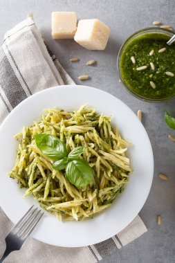 Beyaz plaka üzerinde pesto sos ile geleneksel trofie makarna