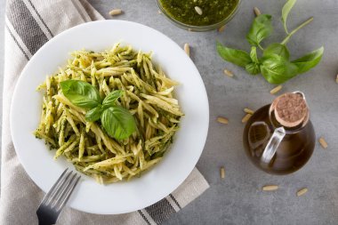 Beyaz plaka üzerinde pesto sos ile geleneksel trofie makarna