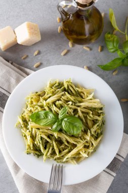 Beyaz plaka üzerinde pesto sos ile geleneksel trofie makarna