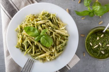 Beyaz plaka üzerinde pesto sos ile geleneksel trofie makarna