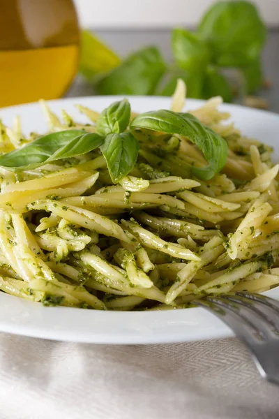 Pasta tradicional de trofie con salsa de pesto en plato blanco — Foto de Stock