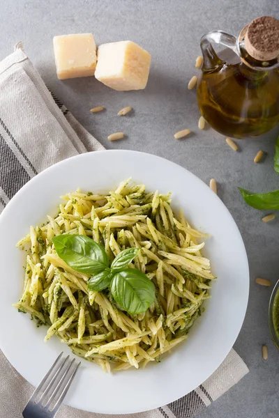 Tradizionale pasta trofie al pesto su piatto bianco — Foto Stock