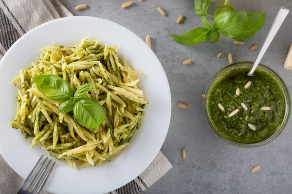 Beyaz plaka üzerinde pesto sos ile geleneksel trofie makarna