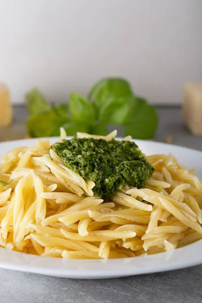 Classiche trofie italiane con salsa al pesto — Foto Stock