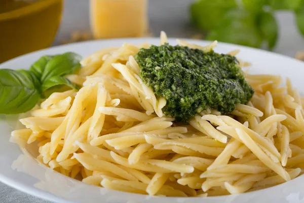 Classiche trofie italiane con salsa al pesto — Foto Stock