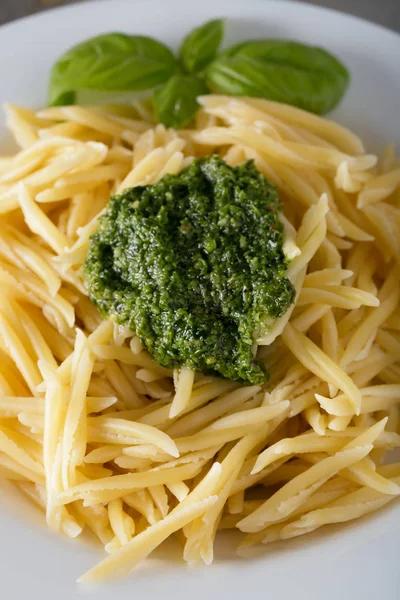 Klassisk italiensk Trofie pasta med pestosås — Stockfoto