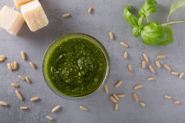 Seçici odak ile bir cam kase pesto