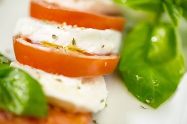 Peynirli, domatesli ve fesleğenli Caprese salatası