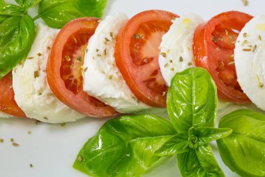 Peynirli, domatesli ve fesleğenli Caprese salatası