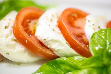 Peynirli, domatesli ve fesleğenli Caprese salatası