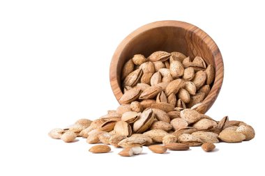 Kase kabuk ile badem beyaz arka planda Izole