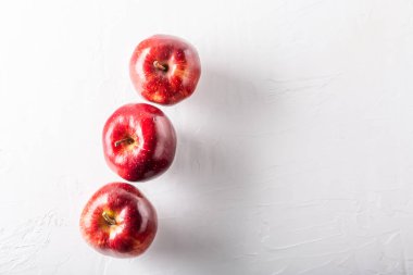 Apple boşaltmak ile beyaz tahta üzerinde