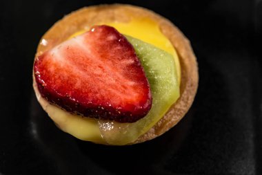 Tatlı ve taze meyvelerle taze Italyan hamur işleri