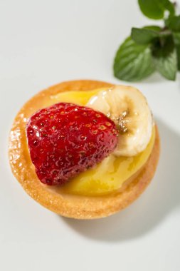 Tatlı ve taze meyvelerle taze Italyan hamur işleri