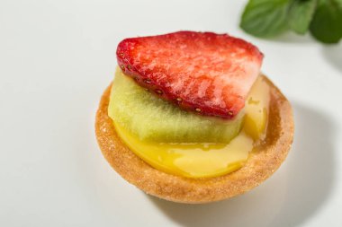 Tatlı ve taze meyvelerle taze Italyan hamur işleri