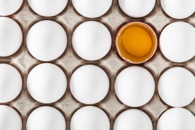 Taşıma için karton veya kutular paketlenmiş yumurta